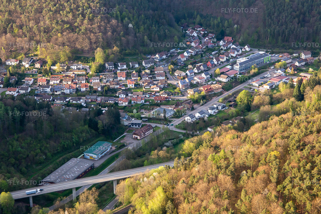 Luftbild: Schlossgartenstr in Wilgartswiesen im Bundesland Rheinland-Pfalz in Deutschland. – Foto: IMG_140171.jpg vom 11.04.2024 durch Werner Riehm/FLY-FOTO.de – Auflösung des Originals: 5472 x 3648 px