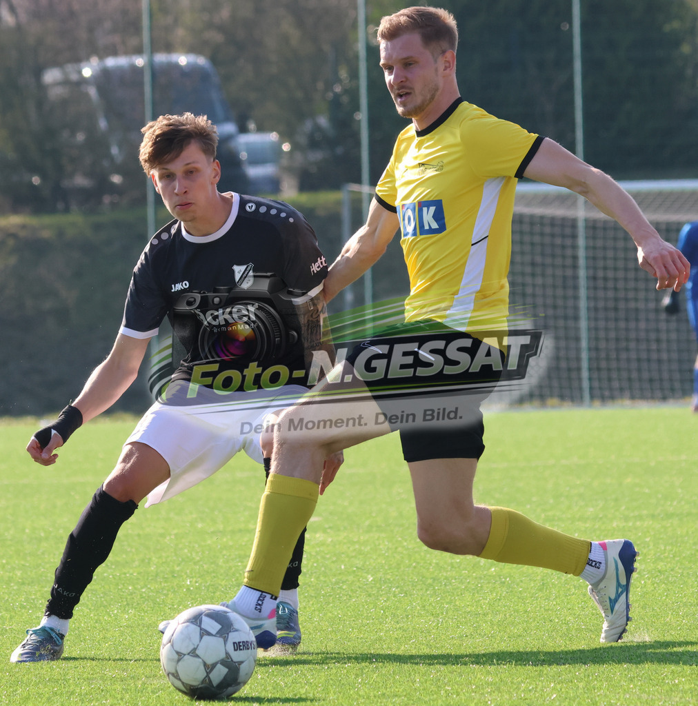 SV Rödinghausen II, FC Kaunitz | Auf dem Bild zu sehen: schwarz SV Rödinghausen II: Simon Breuer ; gelb FC Kaunitz: Leon SchmidtSV Rödinghausen II, FC Kaunitz, Saison 25/26, Westfalenliga, Deutschland - Realisiert mit Pictrs.com