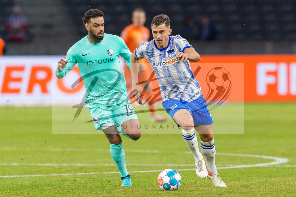 HERBOC20220204_254 | Fussball, Herren: Juergen Locadia (VfL Bochum) und Marc Oliver Kempf (Hertha BSC) im Zweikampf bei dem Spiel der 1. Bundesliga zwischen Hertha BSC und VfL Bochum im Olypiastadion am 04.02.2022 in Berlin, Deutschland.DFB / DFL REGULATIONS PROHIBIT ANY USE OF PHOTOGRAPHS AS IMAGE SEQUENCES AND/OR QUASI-VIDEO. - Realisiert mit Pictrs.com