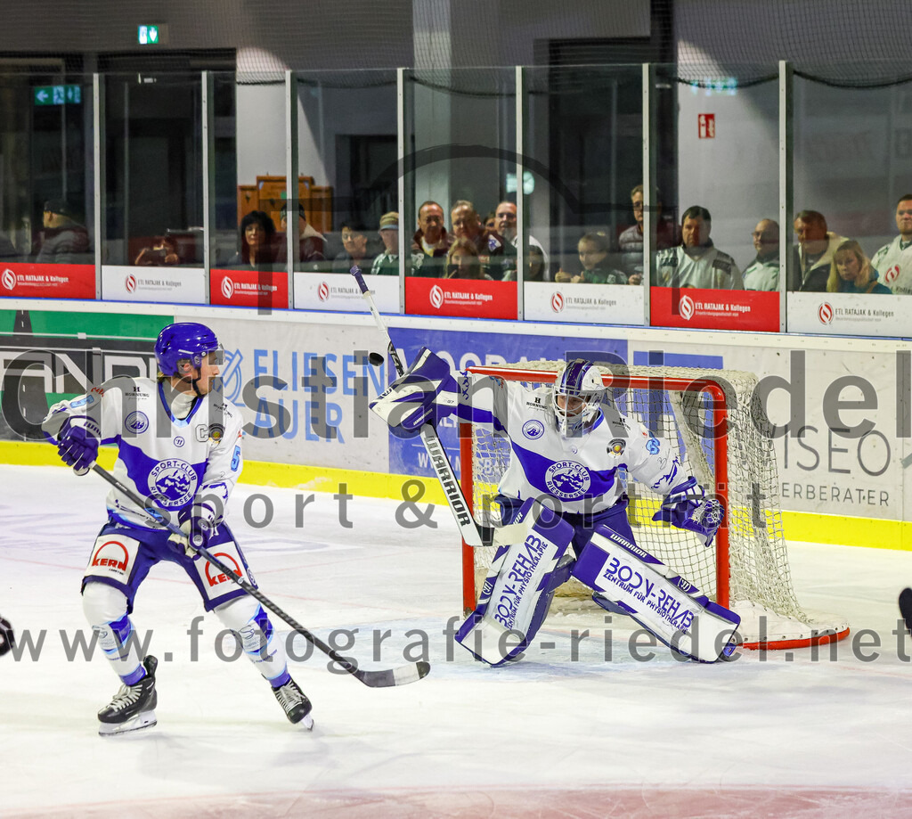 2025-09-26_064_TSV_Erding_gegen_SC_Riessersee | Erding, Deutschland, 26.09.2025:Eishockey, Oberliga Süd 2025 / 2026, 3. Spieltag, TSV Erding gegen SC Riessersee, Endergebnis: 3:5Thomas Schmid (SC Riessersee, #5), Torwart Patrik Mühlberger (SC Riessersee, #65)Foto: Christian Riedel / fotografie-riedel.net