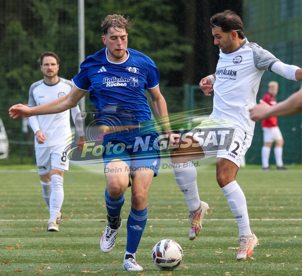 TuS Bruchmühlen - Bünder SV | Auf dem Bild zu sehen: blau TuS Bruchmühlen: Moritz Berg ; weiß Bünder SV: Batuhan Kaymak TuS Bruchmühlen, Bünder SV, Saison 26/27, Kreisliga A, Bruchmühlen, Deutschland - Realisiert mit Pictrs.com