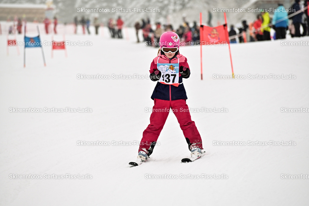 SRF_20.02.2026_0238 | Skirennfotos,Serfaus,Fiss,Ladis,Kinderskirennen,Winter,Tirol,Oberland,skirace,SFL,feelfree,weil wir's genießen,ski,Ski,skifahren,Sonnenplateau, - Realisiert mit Pictrs.com