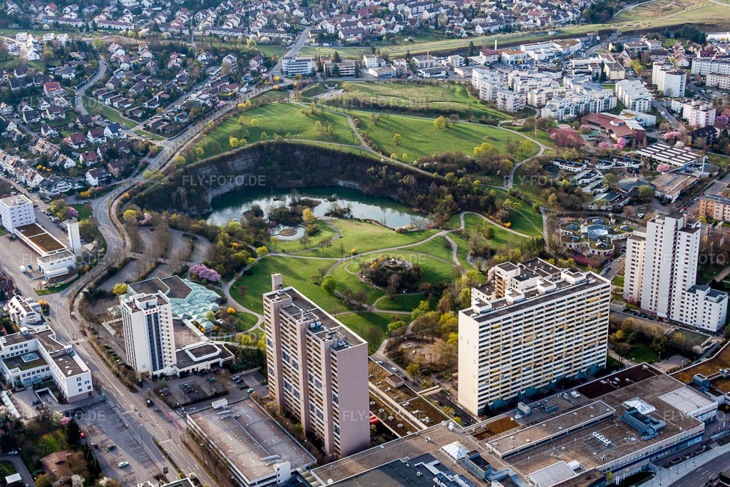 Luftbild: Parkanlage mit Parksee im Ortsteil Eltingen in Leonberg im Bundesland Baden-Württemberg in Deutschland. Foto: IMG_39023.jpg vom 03.04.2011 durch Werner Riehm/FLY-FOTO.de
