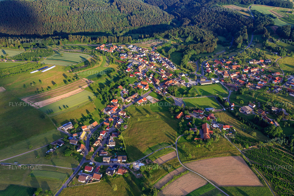 Luftbild: Dorfübersicht aus Nordwesten im Ortsteil Laudenberg in Limbach im Bundesland Baden-Württemberg in Deutschland. Foto: IMG_107580.jpg vom 02.06.2018 durch Werner Riehm/FLY-FOTO.de