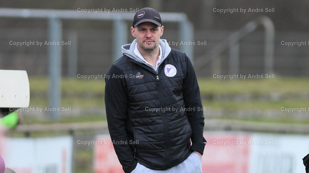VfR Neumünster vs SV Todesfelde | Trainer Danny Cornelius (VfR) / Fußball-Oberliga Männer 2025/2026 / VfR Neumünster vs SV Todesfelde / VfR Stadion / Neumünster / 15.03.26 - Realisiert mit Pictrs.com