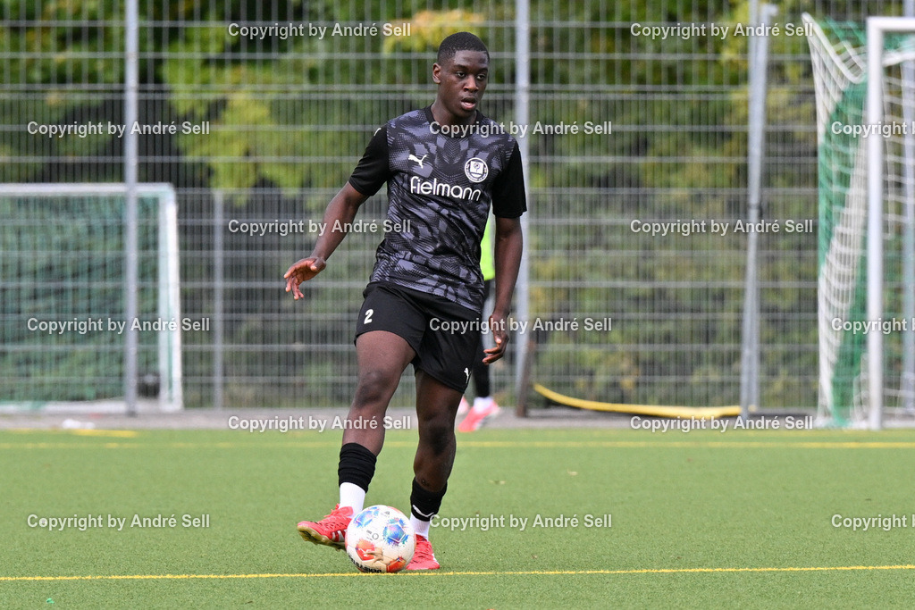 TSV Klausdorf vs SV Dörpum | Nils Adjamgba (Klausdorf #2) / Fußball-Landesliga Schleswig Männer 2026/2027 / TSV Klausdorf vs SV Dörpum / Kunstrasenplatz Klausdorf / Schwentinental / 17.10.26 - Realisiert mit Pictrs.com