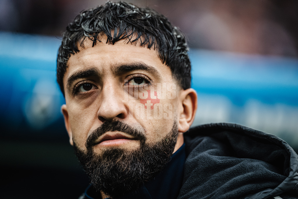 Fußball | Männer | Saison 2025/2026 | 1. Fußball-Bundesliga | 6. Spieltag | Hamburger SV vs. 1. FSV Mainz 05 | 05.10.2025 | Immanuel Pherai (#10, HSV) auf dem Weg zur Bank vor dem Spiel