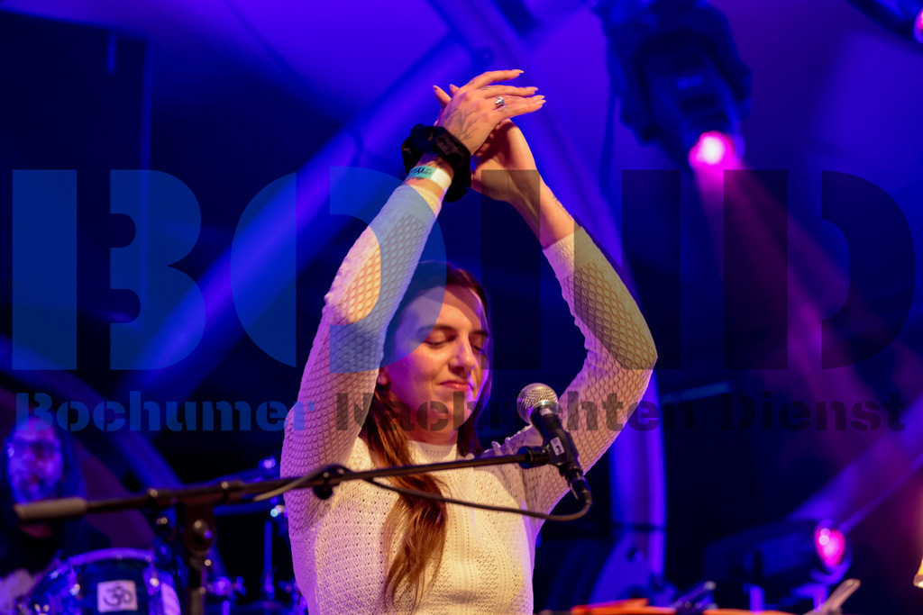 Bochum total 2024 - Die Feuersteins  {date} -  | {headline}(Foto: Sebastian Sendlak / BOND) - Realisiert mit Pictrs.com