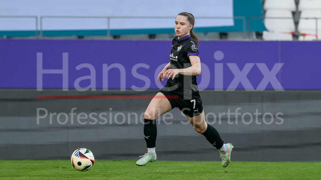 Fussball, Google Pixel Frauen-Bundesliga, SGS Essen - SV Werder Bremen | v.li.: Lilli Purtscheller (SGS Essen, 7) am Ball, Freisteller, Einzelbild, Ganzkörper, Aktion, Action, Spielszene, DIE DFB-RICHTLINIEN UNTERSAGEN JEGLICHE NUTZUNG VON FOTOS ALS SEQUENZBILDER UND/ODER VIDEOÄHNLICHE FOTOSTRECKEN. DFB REGULATIONS PROHIBIT ANY USE OF PHOTOGRAPHS AS IMAGE SEQUENCES AND/OR QUASI-VIDEO.