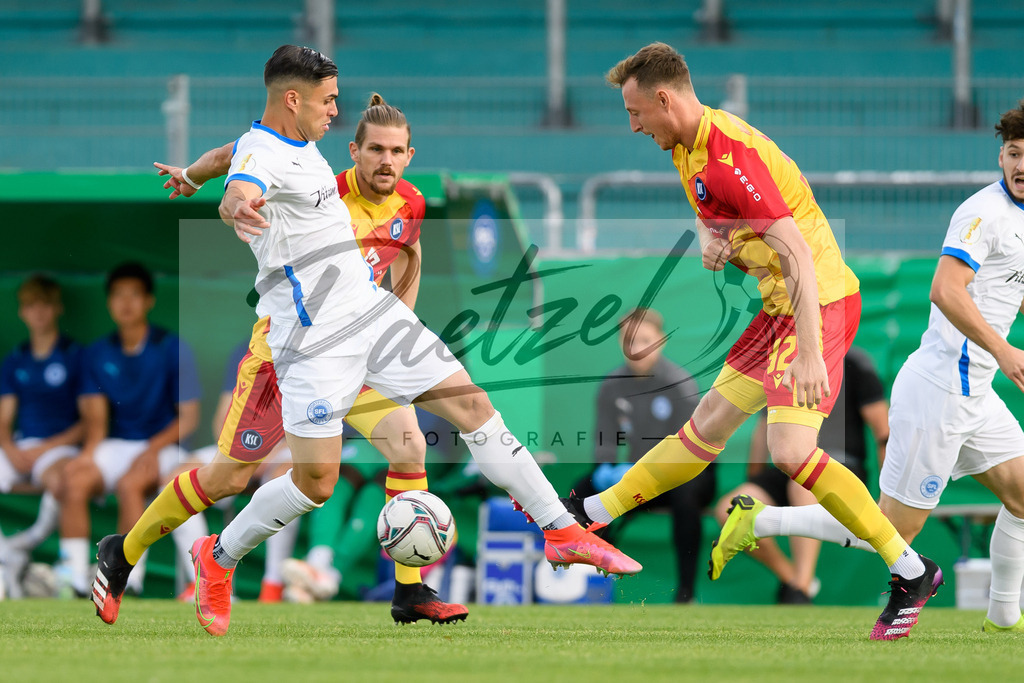 LOTKSC20210809_003 | Fussball, Herren: Emre Aydinel (Sportfreunde Lotte) und Robin Bormuth (Karlsruher SC) im Zweikampf beim Spiel der 1. Runde im DFB-Pokal zwischen SF Lotte und Karlsruher SC im Stadion am Lotter Kreuz am 09.08.2021 in Lotte, Deutschland.DFB / DFL REGULATIONS PROHIBIT ANY USE OF PHOTOGRAPHS AS IMAGE SEQUENCES AND/OR QUASI-VIDEO. - Realisiert mit Pictrs.com