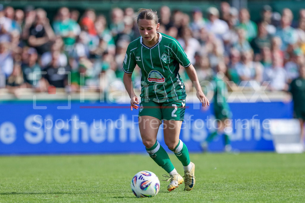 Fussball, Google Pixel Frauen-Bundesliga, SV Werder Bremen - SC Freiburg | Chiara D Angelo (SV Werder Bremen, 2) am Ball, Freisteller, Einzelbild, Ganzkörper, Aktion, Action, Spielszene, DIE DFB-RICHTLINIEN UNTERSAGEN JEGLICHE NUTZUNG VON FOTOS ALS SEQUENZBILDER UND/ODER VIDEOÄHNLICHE FOTOSTRECKEN. DFB REGULATIONS PROHIBIT ANY USE OF PHOTOGRAPHS AS IMAGE SEQUENCES AND/OR QUASI-VIDEO.