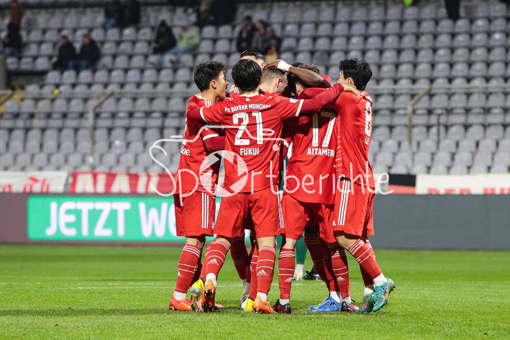 FC Bayern Amateure - 1. FC Schweinfurt | Der Jubel nach dem Treffer zum 2-0 durch Desire SEGBE AZANKPO (FCB #34)