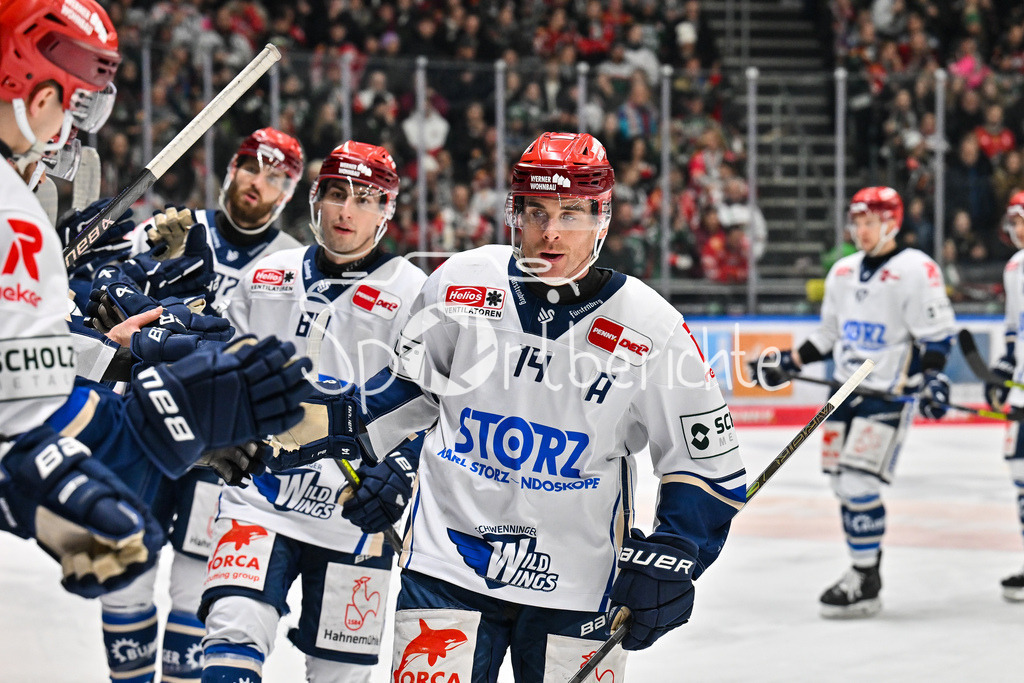 Augsburger Panther - Schwenninger Wild Wings | AUGSBURG, GERMANY - 02. JANUARY: Jubel der Wild Wings nach dem Treffer zum 1-4 durch Jordan SZWARZ (Schwenninger Wild Wings 14) / Tor / Torschuetze / Freude / Happy während dem Match zwischen den Augsburger Panthern und den Schwenninger Wild Wings am 35. Spieltag der Penny DEL im Curt Frenzel Stadion