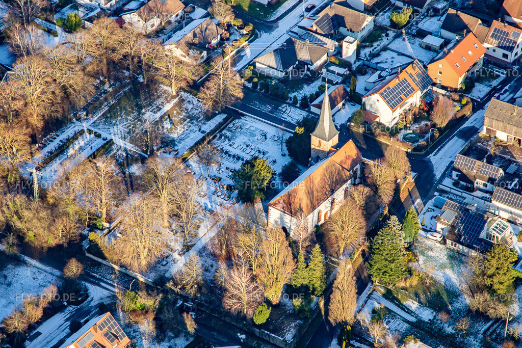 Wolfgangskirche und Friedhof  im Winter bei Schnee | Luftbild: Wolfgangskirche und Friedhof  im Winter bei Schnee in Freckenfeld im Bundesland Rheinland-Pfalz in Deutschland. Foto: IMG_139769.jpg vom 16.01.2024 durch ©2025 Werner Riehm fly-foto.de/copyright - Realisiert mit Pictrs.com