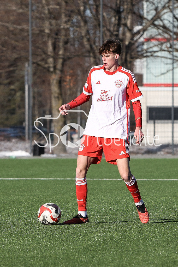 FC Bayern Amateure - SC Austria Lustenau | Jonathan JENSEN (FCB #49) am Ball / Freisteller / Einezlfoto