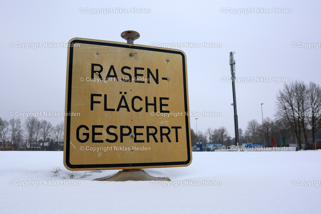 NH_Amateurfussball_Platzgesperrt_Hamburg_0602025 | Aufgrund von Schnee ist dieser Rasenplatz in Hamburg-Niendorf vollständig unbespielbar. Der Amateurfußball leidet unter Spielausfällen. News/Stock I Hamburg-Niendorf I Amateurfußball I Platz gesperrt I 06.02.2026