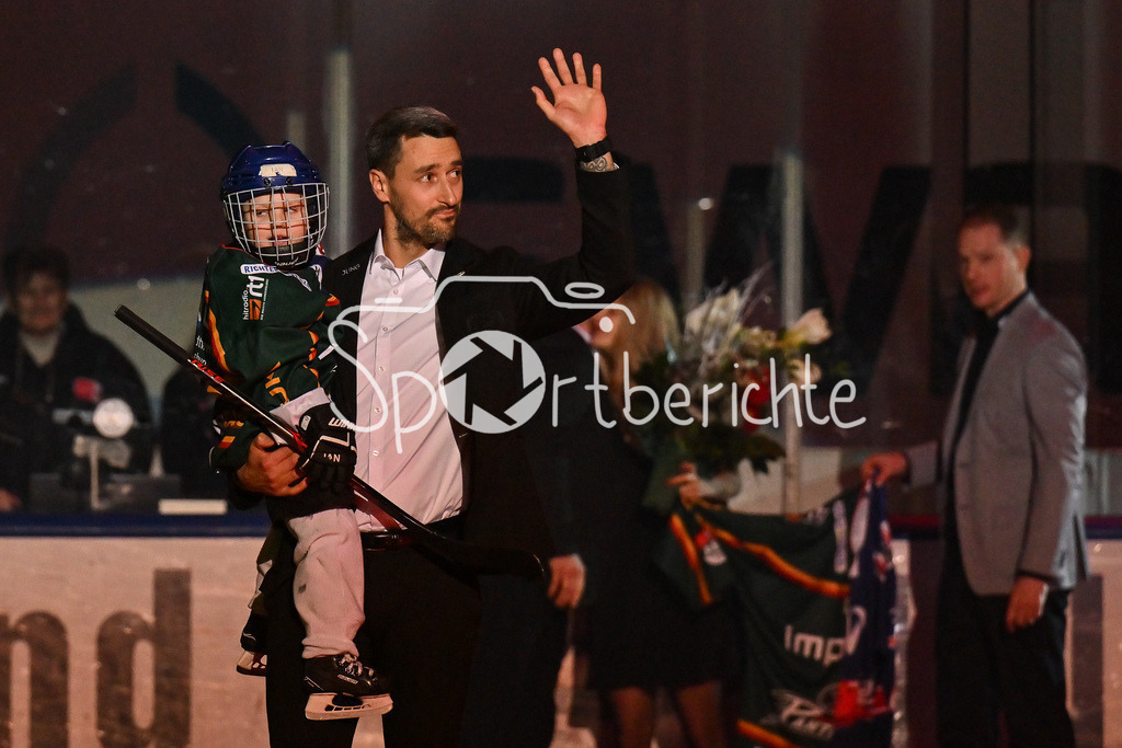 Augsburger Panther - Adler Mannheim | Dennis ENDRAS wird vor der Parite fuer seine Karriere geehrt / Ehrung / DEL: Augsburger Panther - Adler Mannheim, Curt Frenzel Stadion am 26.12.2024
