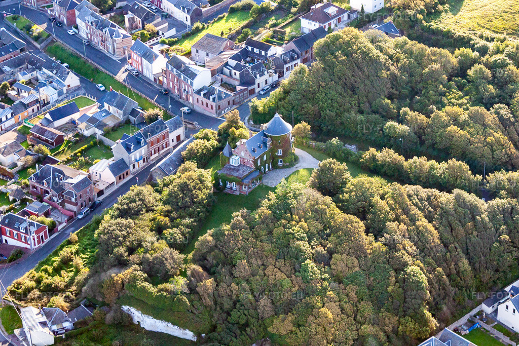 Vue aérienne: Vue de la ville à Ault dans le département Somme, France. Photo: IMG_70858.jpg prise le 24/08/2014 par Werner Riehm/FLY-FOTO.eu – Résolution de l'original: 4114 x 2743 px