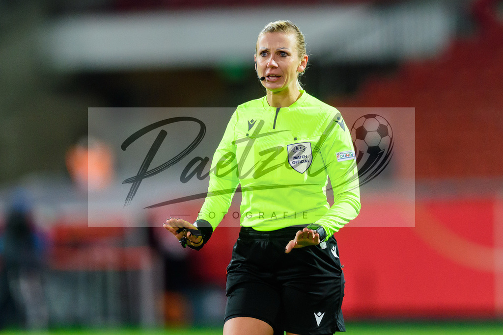 GERTUR20211126_161 | Fussball, Frauen: Schiedsrichterin Aleksandra Cesen gestikuliert, Gestik bei dem Spiel der WM-Qualifikation zwischen Deutschland und Tuerkei im Eintracht-Stadion am 26.11.2021 in Braunschweig, Deutschland. - Realisiert mit Pictrs.com