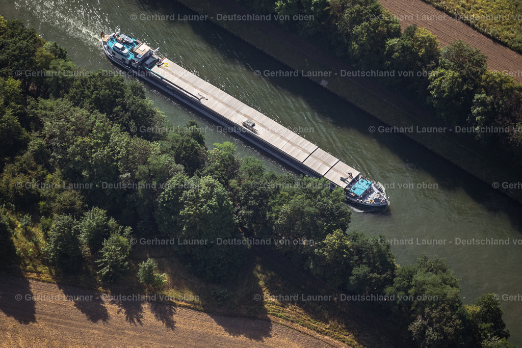 4035078 | BRAUNSCHWEIG 31.07.2020 Schiffe und Schleppverbände der Binnenschiffahrt in Fahrt auf der Wasserstraße des Flußverlaufes des "Mittellandkanal" in Braunschweig im Bundesland Niedersachsen, Deutschland. // Ships and barge trains inland waterway transport in driving on the waterway of the river of "Mittellandkanal" in Brunswick in the state Lower Saxony, Germany. Foto: Gerhard Launer