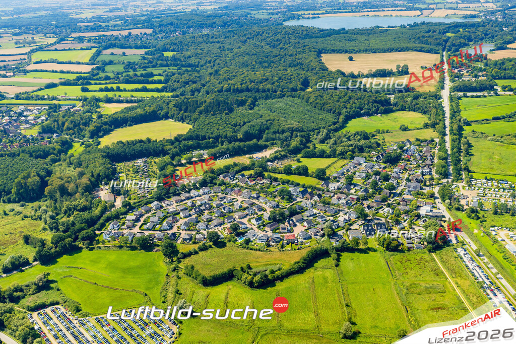 Luftbild der Stadt Scharbeutz - Die Luftaufnahme wurde 2025 vom UL-Flugzeug heraus erstellt ( keine Drohne ) - Hochauflösende Luftaufnahme - für professionelle Ausdrucke geeignet. Die Geschenkidee !Hier alle&nbsp;Infos zur Lizenzierung der LuftaufnahmeWir fliegen auch dieses Jahr wieder in Ihre Region um Luftbilder zu erstellen.- Luftbild anfragen