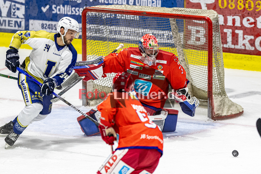Testspiel EC Peiting vs EV Lindau Islanders | Eishockey Oberliga Süd Vorbereitung 2023/2024, Testspiel EC Peiting vs EV Lindau Islanders
Puck vor dem Tor von Andreas MAGG (ECP Goali 32),
2023-09-15 in Peiting (Eisstadion)
34 Alexander DOSCH (Islanders 34), 32 Andreas MAGG (ECP Goali 32)
Copyright: FotoLindnerWJL