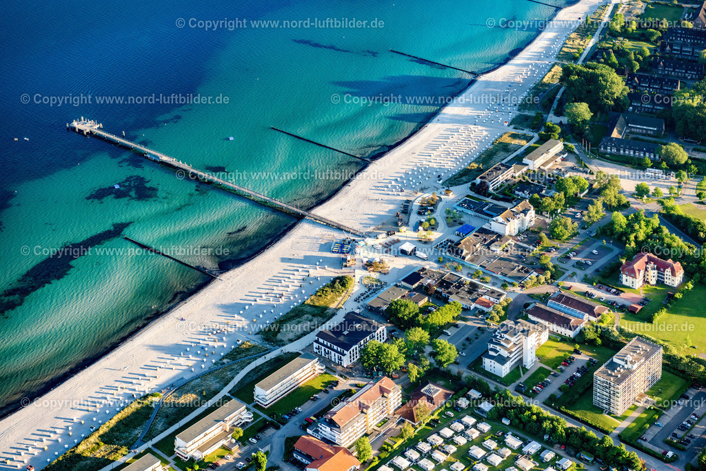 Grossenbrode_ELS_8825030622 | GROßENBRODE 03.06.2022 Ortsansicht an der Meeres- Küste der Ostsee in Großenbrode im Bundesland Schleswig-Holstein, Deutschland. Campingplatz am Kurzentrum mit Seebrücke am Ostsee -Strand. // Town view on the sea coast of the Baltic Sea in Grossenbrode in the state Schleswig-Holstein, Germany. Campsite at the spa center with a pier on the Baltic Sea beach. Foto: Martin Elsen