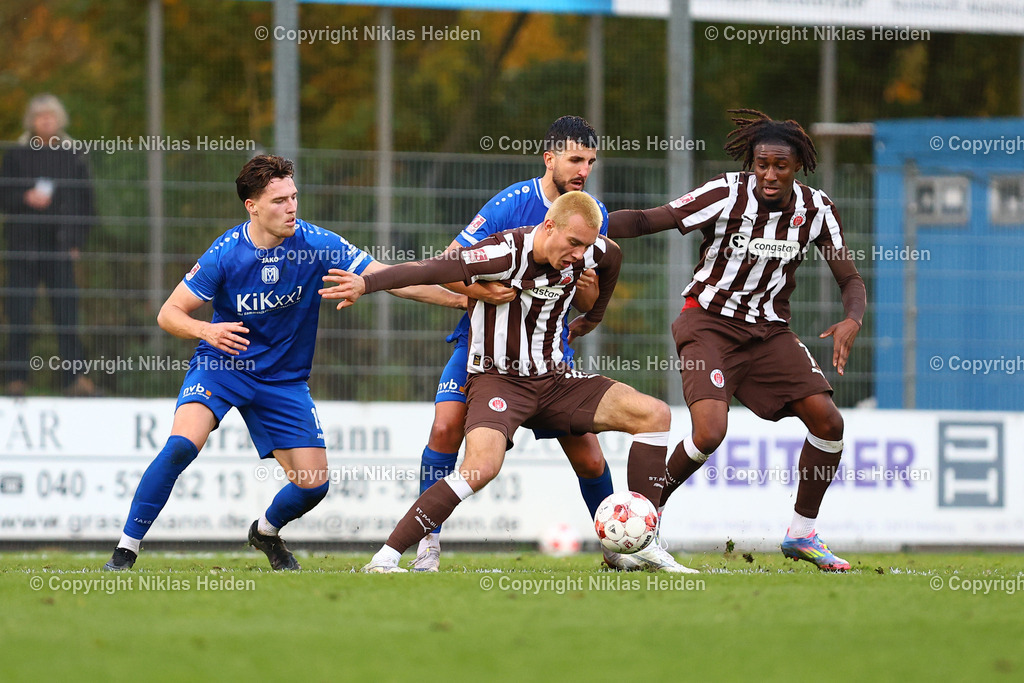 NH_FCStPauliU23_SVMeppen_RegionalligaNord_02112025 | #19 Toralf Friedrich Wilhelm Heiko Hense und #7 Romeo Aigbekaen (beide FC St. Pauli U23) und #33 Stefan Rankic und #19 Luis Sprekelmeyer (beide SV Meppen)Fußball I Herren I Regionalliga Nord I Saison 2025-2026 I 17. Spieltag I FC St. Pauli U23 - SV Meppen I 02.11.2025 I Edmund-Plambeck-Stadion