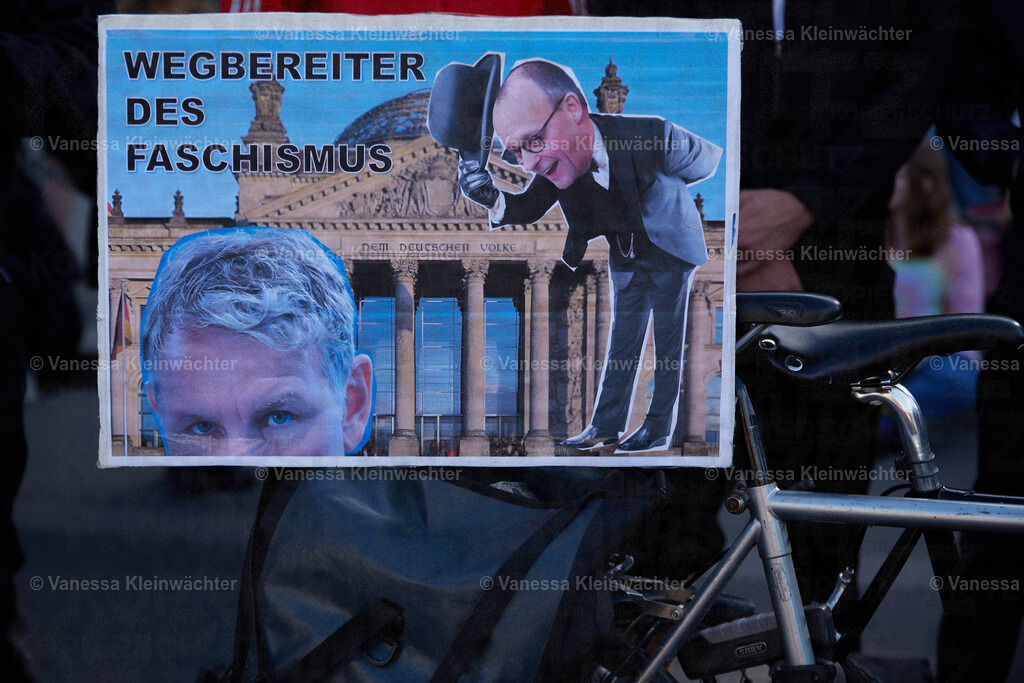 250511_AFDVerbot_BTor_12 | Vanessa Kleinwächter - Realisiert mit Pictrs.com