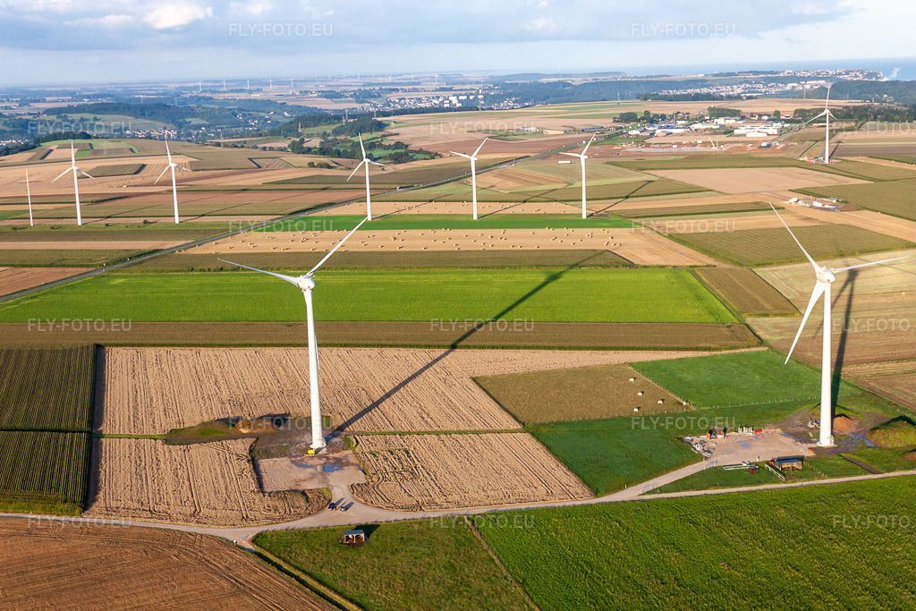 Vue aérienne: Parc éolien à Béthencourt-sur-Mer dans le département Somme, France. Photo: IMG_70756.jpg prise le 24/08/2014 par Werner Riehm/FLY-FOTO.eu – Résolution de l'original: 4752 x 3168 px