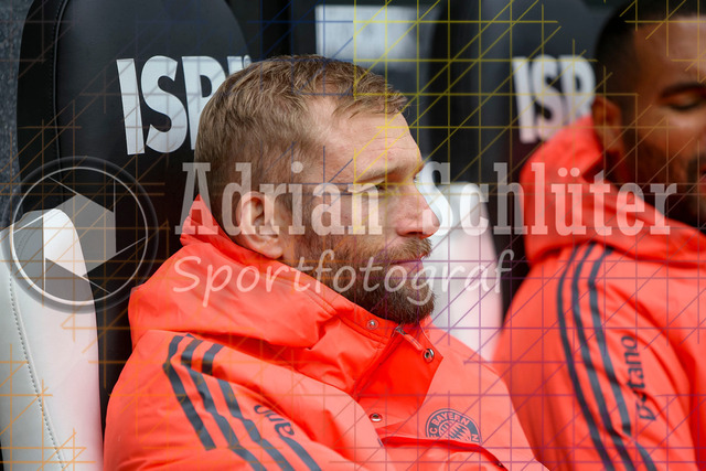 Borussia Mönchengladbach vs FC Bayern München - Bundesliga  | Mönchengladbach, Deutschland, 25.10.25:   Konrad Laimer (FC Bayern München) schaut waehrend des Spiels der Bundesliga zwischen Borussia Mönchengladbach vs FC Bayern München im Stadion im Borussia Park(Foto von Brauer-Fotoagentur / Adrian Schlueter)