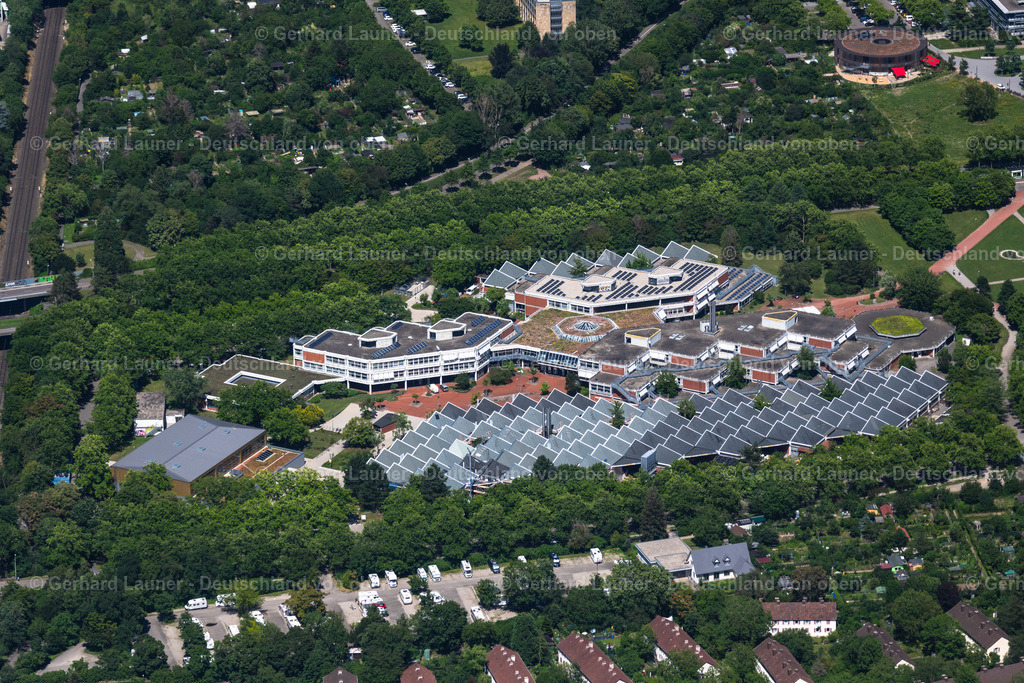 4033008 | FREIBURG IM BREISGAU 30.06.2020 Schulgebäude der " Edith-Stein-Schule ", " Friedrich Weinbrenner Gewerbeschule " und der " Gertrud-Luckner-Gewerbeschule " an der Bissierstraße im Ortsteil Stühlinger in Freiburg im Breisgau im Bundesland Baden-Württemberg, Deutschland. Weiterführende Informationen bei: Edith-Stein-Schule Schule für Agrarwirtschaft, Hauswirtschaft und Soziales,  Friedrich-Weinbrenner-Gewerbeschule,  Gertrud-Luckner-Gewerbeschule. // School building of the " Edith-Stein-Schule ", " Friedrich Weinbrenner-Gewerbeschule " and the " Gertrud-Luckner-Gewerbeschule " on Bissierstrasse in the district Stuehlinger in Freiburg im Breisgau in the state Baden-Wuerttemberg, Germany. Further information at: Edith-Stein-Schule Schule fuer Agrarwirtschaft, Hauswirtschaft und Soziales,  Friedrich-Weinbrenner-Gewerbeschule,  Gertrud-Luckner-Gewerbeschule. Foto: Gerhard Launer