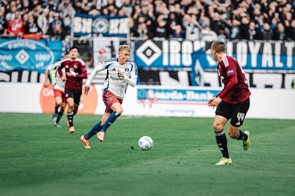 Fußball | Männer | Saison 2024/2025 | 2. Fußball-Bundesliga | 11. Spieltag | Hamburger SV vs. 1. FC Nürnberg | 03.11.2024 | Adam Karabec (#17, HSV) am Ball