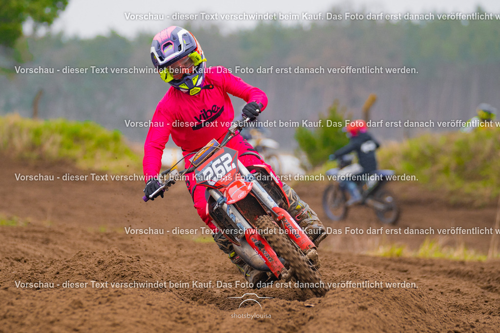 20260412_MCCBensdorf-1188 | Sportfotografin aus Berlin-Brandenburg mit Fokus auf Motocross. Ich halte deine sportliche Leistung und echte Emotionen auf und neben der Strecke professionell fest. Entdecke die Fotos von deinem Rennen und bestelle sie direkt hier im Shop.
