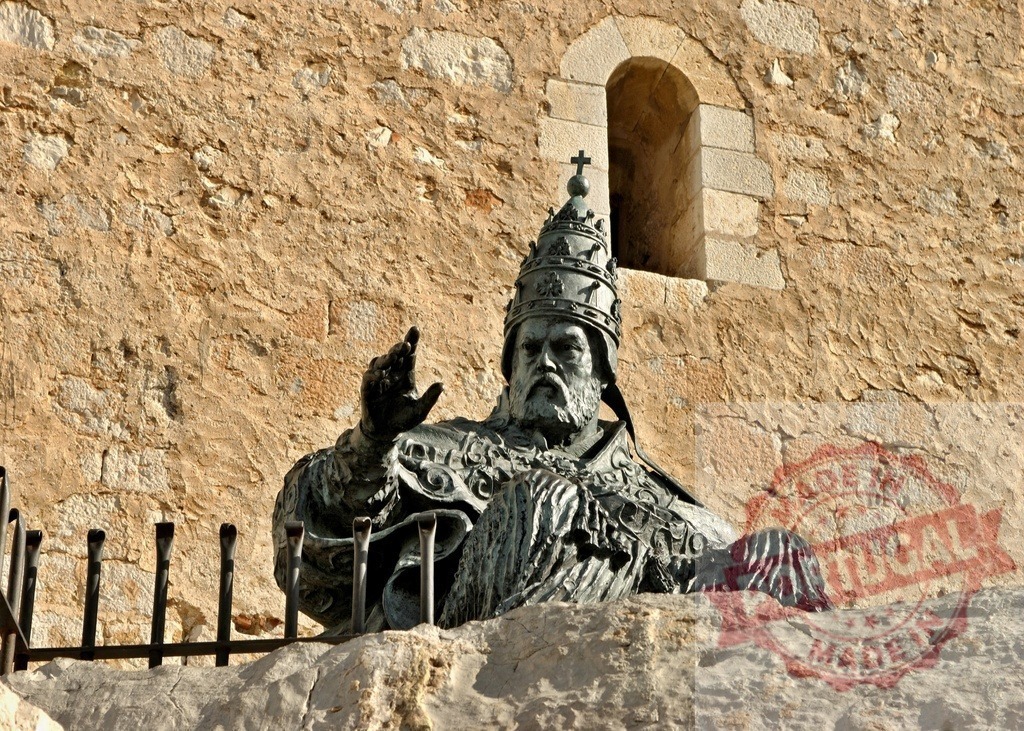 Pope Luna Benedict XIII statue in Peñíscola castle | Bronze sculpture of Pedro de Luna, Benedict XIII, at the historic Peñíscola castle - Realized with Pictrs.com