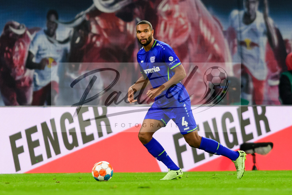 RBLLEV20211128_130 | Fussball, Herren: Jonathan Tah (Bayer 04 Leverkusen) in Aktion, am Ball, Einzelaktion bei dem Spiel der 1. Bundesliga zwischen RB Leipzig und Bayer 04 Leverkusen in der Red Bull Arena am 28.11.2021 in Leipzig, Deutschland.DFB / DFL REGULATIONS PROHIBIT ANY USE OF PHOTOGRAPHS AS IMAGE SEQUENCES AND/OR QUASI-VIDEO. - Realisiert mit Pictrs.com