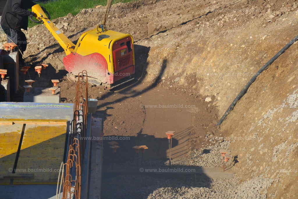 Bodenverdichtung | Verdichten von Schotter mit Rüttelplatte