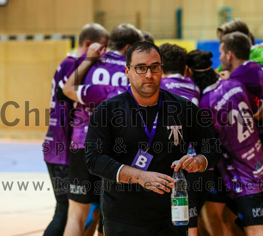 2023-10-14_014_SpVgg_Altenerding_gegen_HSG_Freising_Neufahrn | Erding, Deutschland, 14.10.2023:
Handball, Bezirksoberliga Männer 2023 / 2024, 4. Spieltag, SpVgg Altenerding gegen HSG Freising-Neufahrn, Endergebnis: 27:26

Trainer Simon Klawe (Spvgg Altenerding)

Foto: Christian Riedel / fotografie-riedel.net