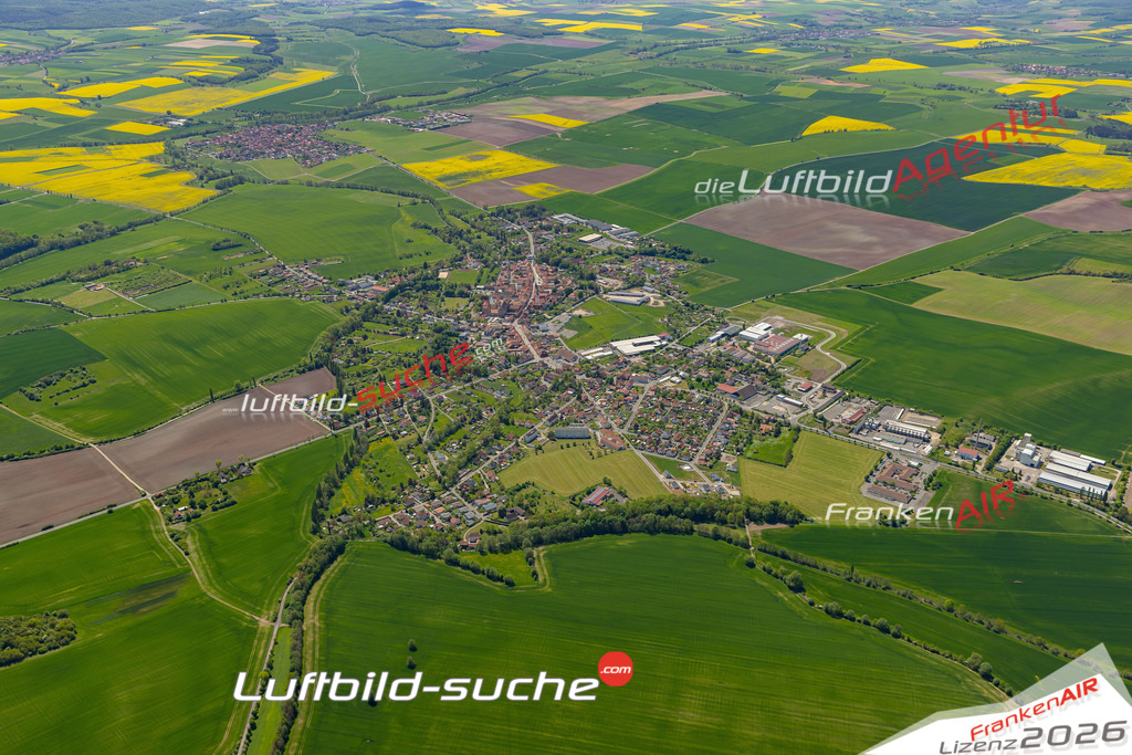 Das Luftbild der Stadt Römhild wurde 2022 vom Flugzeug heraus erstellt (keine Drohnen-Aufnahmen) Aufnahmehöhe ca.450 Meter- hohe Bildauflösung und Druck-Qualität. Garantiert!