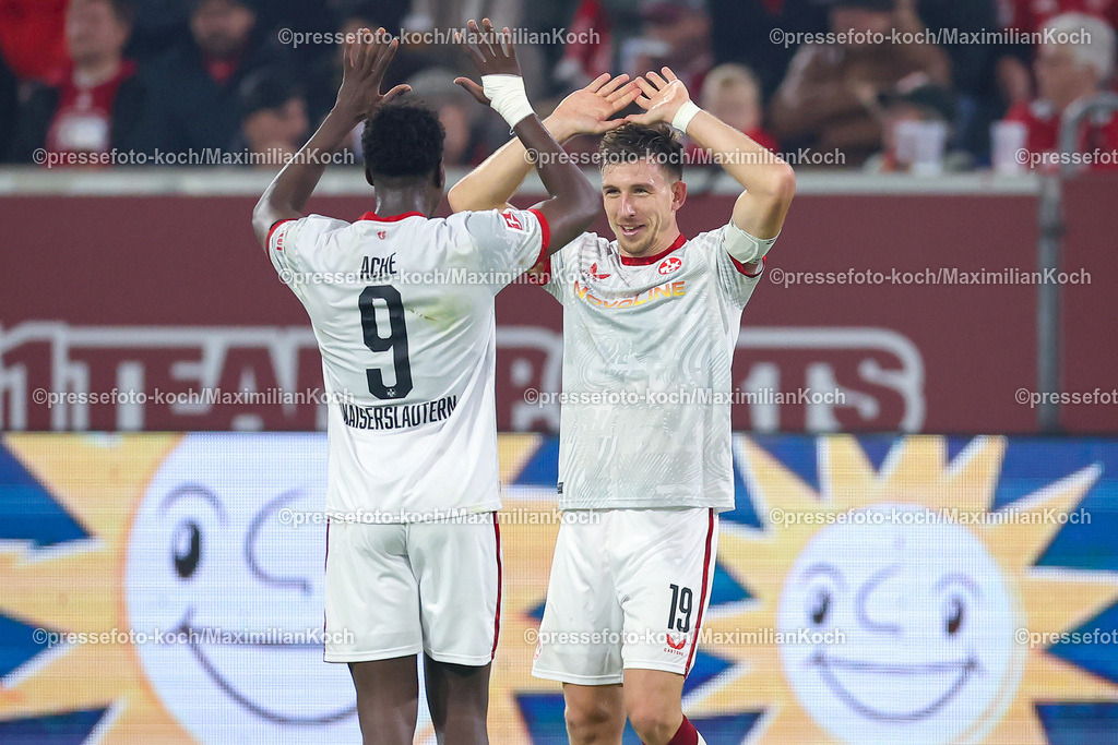 Due26102401081 | 26.10.2024, Fußball, Fortuna Düsseldorf - 1.FC Kaiserslautern, 2. Bundesliga, Merkur Spiel-Arena, Saison 2024 2025: Torjubel nach dem 4:2 durch Daniel Hanslik (FCK #19) zusammen mit Ragnar Ache (FCK #9)DFB regulations prohibit any use of photographs as image sequences and or quasi-video.