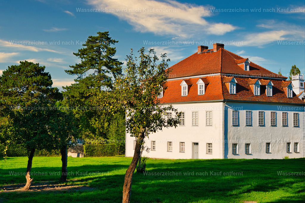 Herrnhut - Schloss des Grafen Zinzendorf in Berthelsdorf | Historisches Zinzendorfschloss in Berthelsdorf bei Herrnhut – ein eindrucksvolles Zeugnis der regionalen Geschichte und eng verbunden mit dem Wirken von Nikolaus Ludwig von Zinzendorf. Herrnhut ist eine Stadt im sächsischen Landkreis Görlitz in der Oberlausitz. Zentral zwischen den Städten Löbau und Zittau gelegen, ist sie als Gründungsort der Herrnhuter Brüdergemeine, durch die Produktion der Herrnhuter Sterne und internationale Missionsarbeit bekannt. - Realisiert mit Pictrs.com