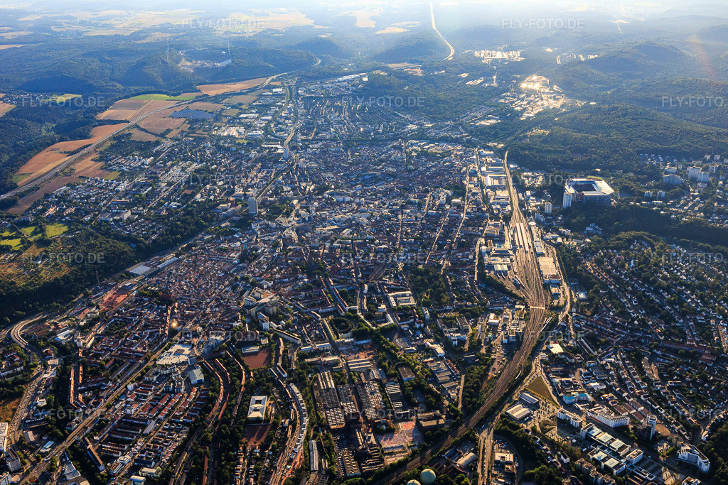 Luftbild: Stadtübersicht aus Westen am Morgen in Kaiserslautern im Bundesland Rheinland-Pfalz in Deutschland. Foto: IMG_109764.jpg vom 06.08.2018 durch Werner Riehm/FLY-FOTO.de