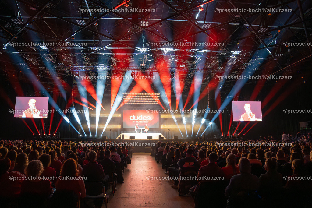 KKU16112401014 | 16.11.2024, xkkux, Düsseldorf, Mitsubishi Electric HALLE, Die Influencer Niklas van Lipzig und David Martin vom Podcast "Arm aber Sexy" performen bei ihrer Show dudes. LIVE UNCUT 2024