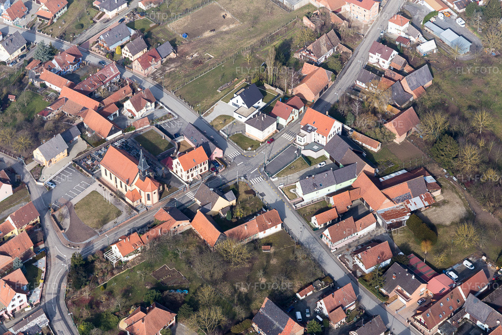 Luftbild: Kirchengebäude im Dorfkern in Oberlauterbach im Bundesland Bas-Rhin in Frankreich. Foto: IMG_096922.jpg vom 19.02.2017 durch Werner Riehm/FLY-FOTO.de