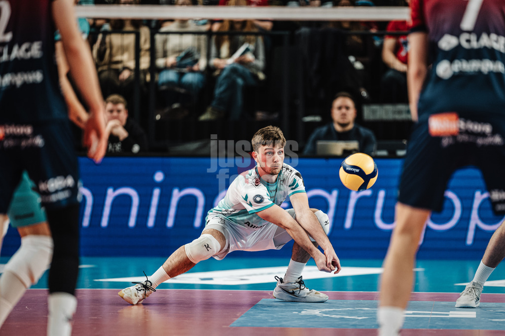 Volleyball | Herren | Saison 2025/2026 | 1. Volleyball Bundesliga Männer | DVV Pokal Halbfinale | SVG Lüneburg vs. SWD powervolleys Düren | 16.12.2025 | Troy Gooch (#6, SWD powervolleys Düren) nimmt den Ball an