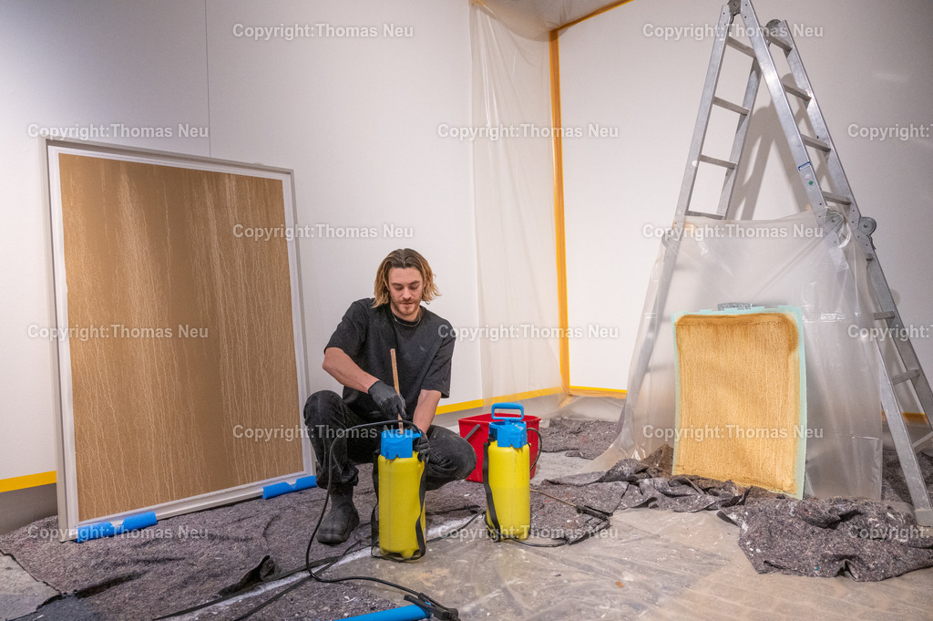 DSC_9656 | Jonas Wendelin zeigt großformatige Skulpturen und Rauminstallationen aus Ton und Lehm, basierend auf 3D‑Scans von organischen Materialien wie verrottenden Baumstämmen und archäologischen Gefäßen aus der Museums‑Sammlung. Diese Arbeiten thematisieren Material als Archiv und Informationsträger, Erosion und Zerstörung — sowohl formal als auch inhaltlich. Die Werke schaffen Spannungsfelder zwischen haptischer Realität und digitaler Wahrnehmung, und lassen Wahrnehmungskategorien wie natürlich oder künstlich verschwimmen. 
