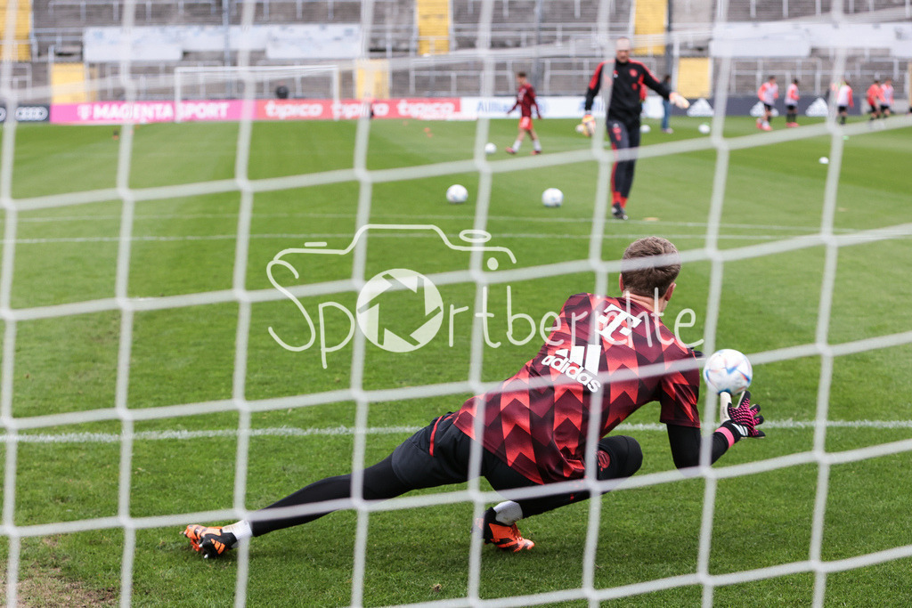 FC Bayern Amateure - SpVgg Hankofen-Hailing | Johannes SCHENK (FCB #18) wird vom Jaroslav DROBNY warm geschossen / Torhueter / Keeper / Torwart