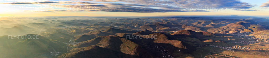 Luftbild: Panorama Perspektive der abendlichen Wald- und Berglandschaft des Pfälzerwalds ab Waldrohrbach bis zum Haardtrand bei Albersweiler im Winter in Leinsweiler im Bundesland Rheinland-Pfalz in Deutschland. Foto: IMG_61430-Bearbeitet.jpg vom 15.12.2013 durch Werner Riehm/FLY-FOTO.deAuflösung des Originals: 15375 x 3356 px