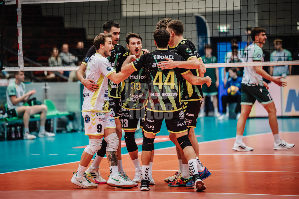 Volleyball | Herren | Saison 2025/2026 | Volleyball Ligacup | FT 1844 Freiburg vs. Helios GRIZZLYS Giesen | 12.10.2024 | Jubel bei den Helios GRIZZLYS, in der mitte Ilja Ivanov (#33, Helios GRIZZLYS Giesen)