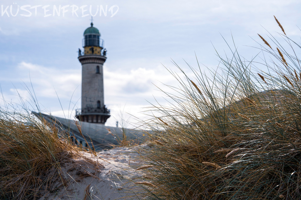 Dünenbild mit "Alter Leuchtturm Warnemünde" – Ostsee Bilder | Entdecke deine Lieblingslandschaft von der Küste – auf Ostsee Leinwand, Nordsee Leinwand, Alu Dibond oder Acrylglas, passend für jeden Geschmack und Raum.